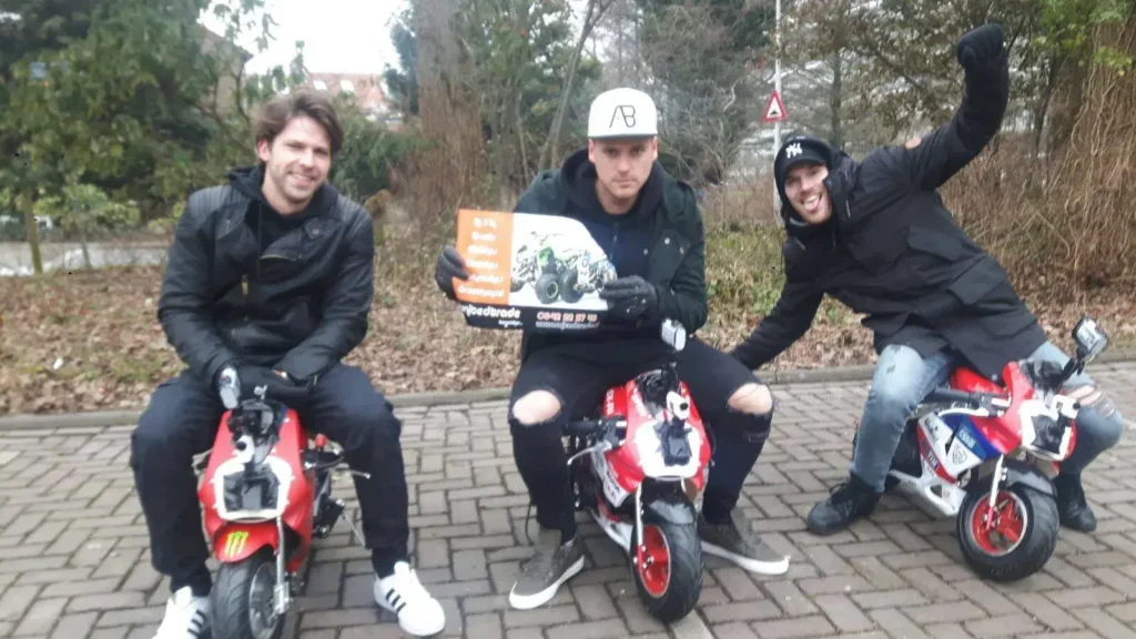 Klant op een dirtbike of pitbike