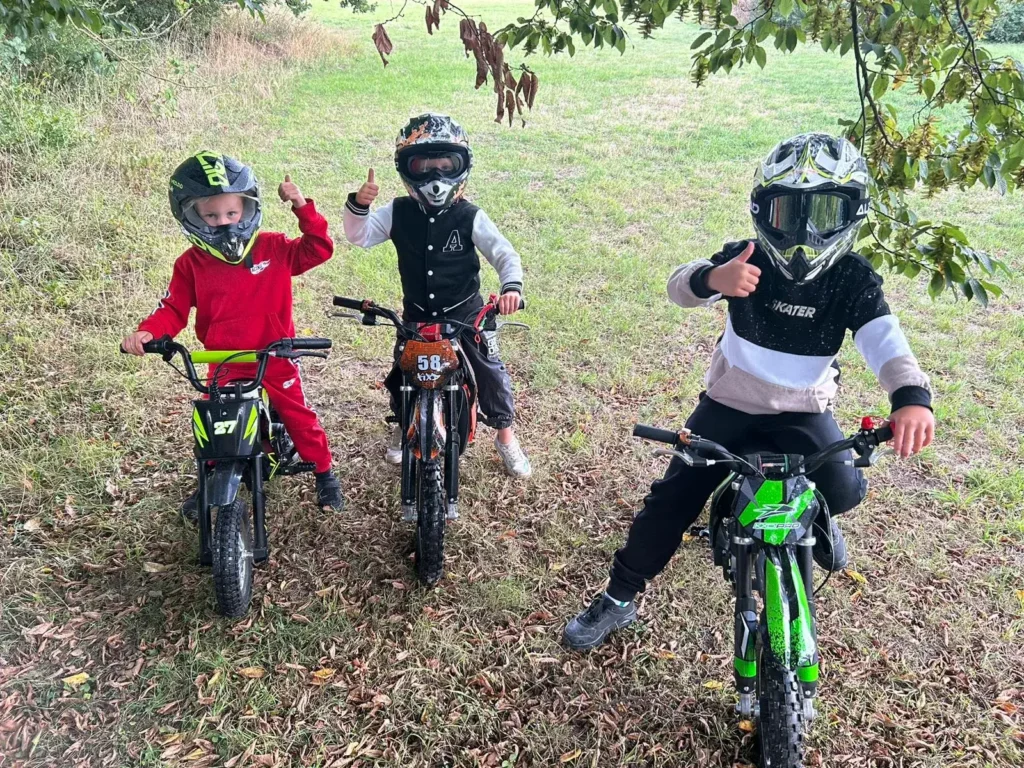 Klant op een dirtbike of pitbike
