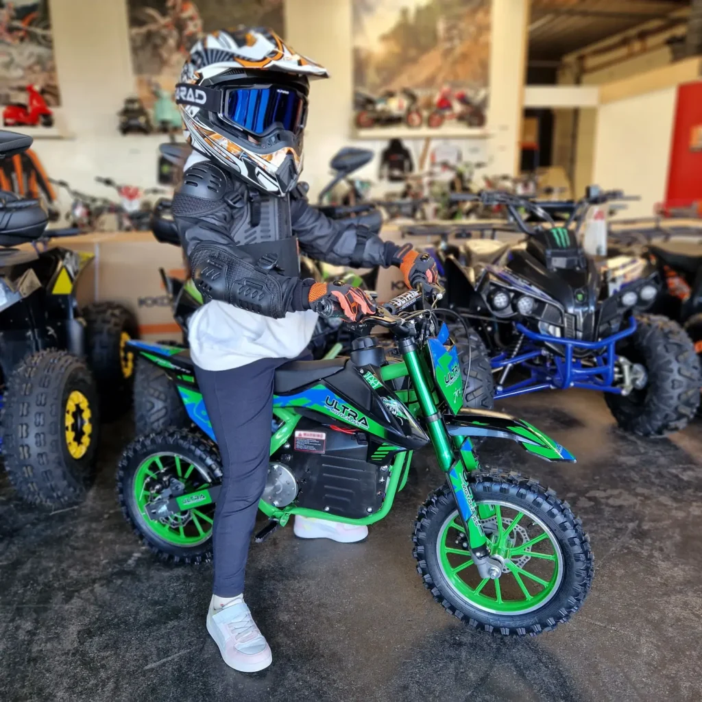 Rijder op een pitbike of dirtbike in de showroom