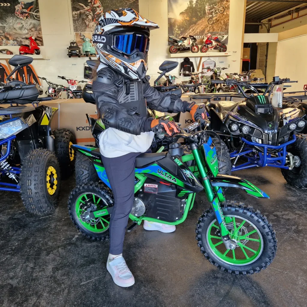 Rijder op een pitbike of dirtbike in de showroom