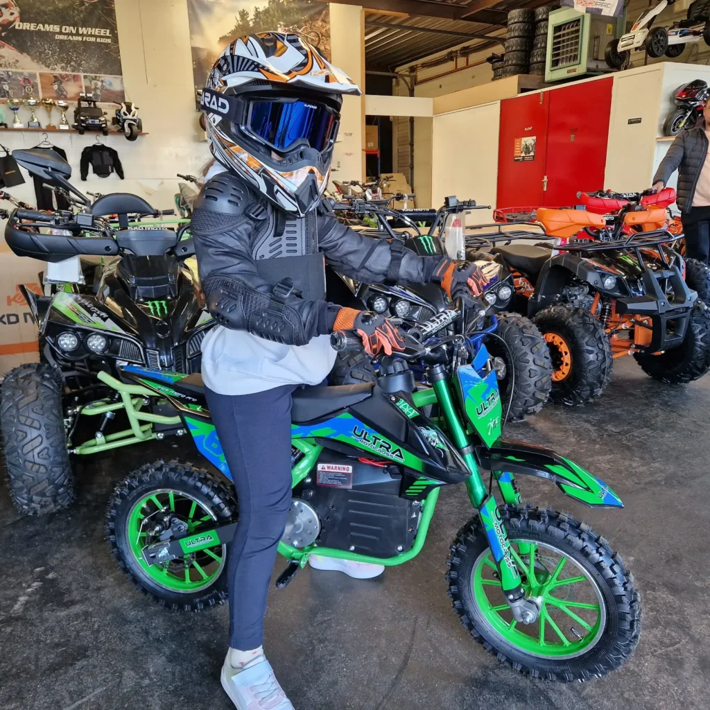 Rijder op een pitbike of dirtbike in de showroom