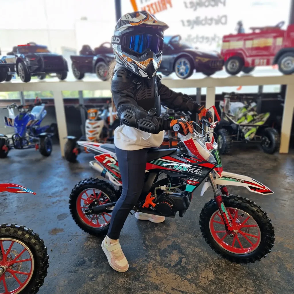 Rijder op een pitbike of dirtbike in de showroom