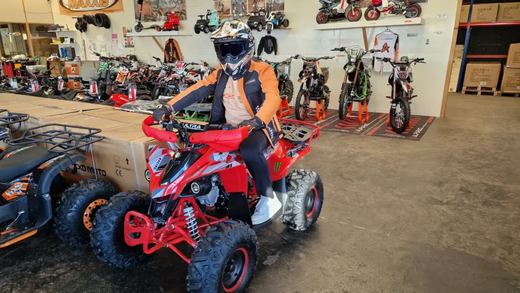 Rijder op een quad in de showroom