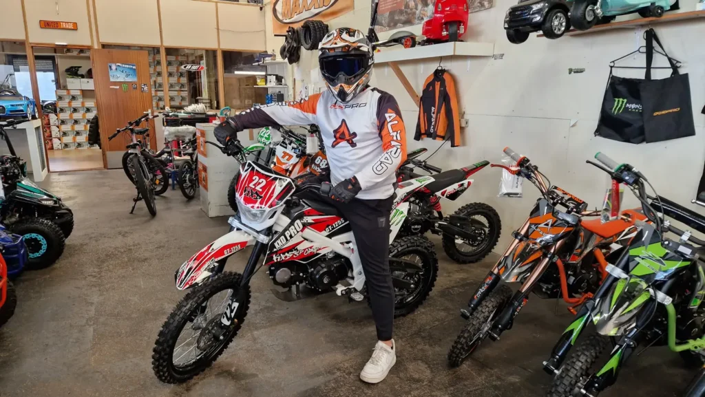 Rijder op een pitbike of dirtbike in de showroom
