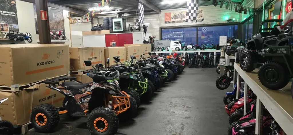 Showroom met verlichting, vol quads, pitbikes en kinderauto's