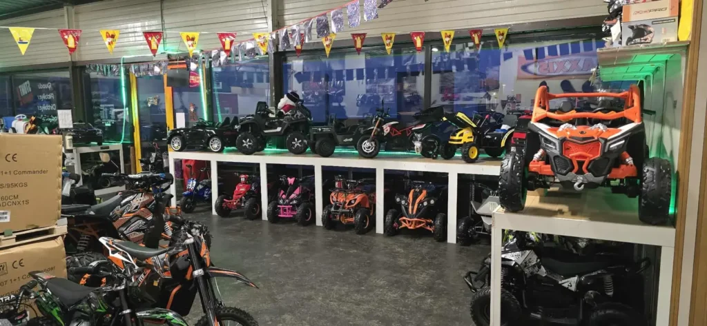 Showroom met verlichting, vol quads, pitbikes en kinderauto's