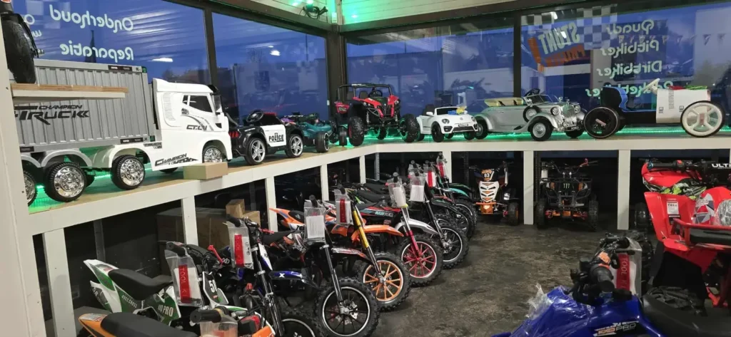 Showroom met verlichting, vol quads, pitbikes en kinderauto's