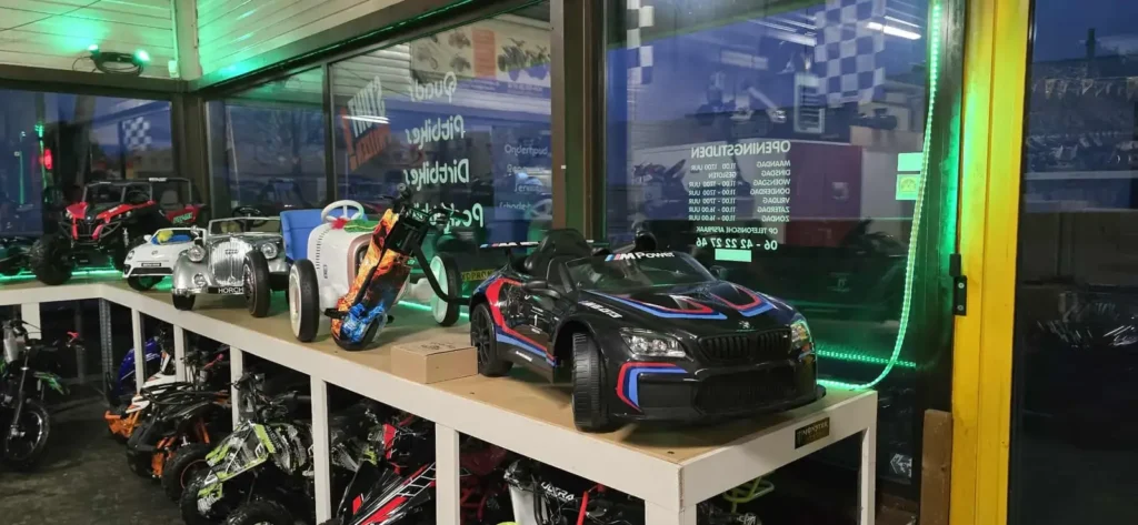 Showroom met verlichting, vol quads, pitbikes en kinderauto's