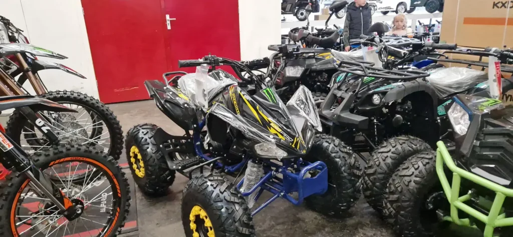 Showroom van United Trade | KXD Pro met quads, pitbikes en dirtbikes