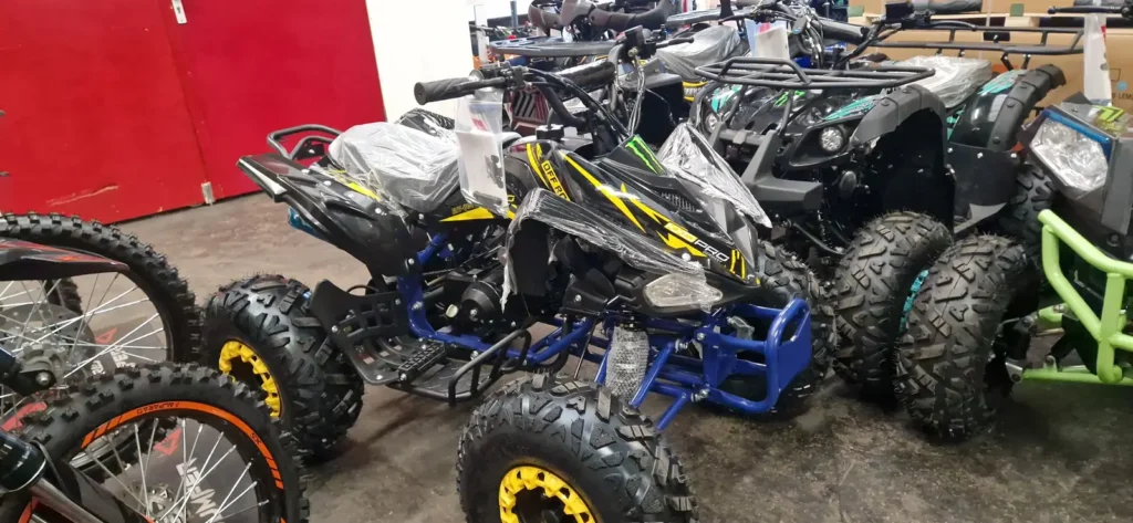 Showroom van United Trade | KXD Pro met quads, pitbikes en dirtbikes