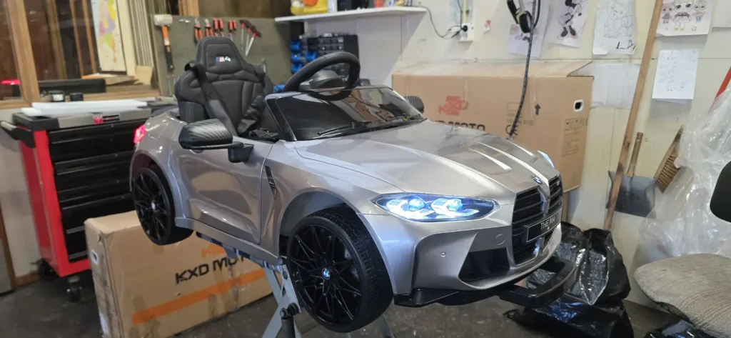 Elektrische kinderauto's en buggy's in de showroom
