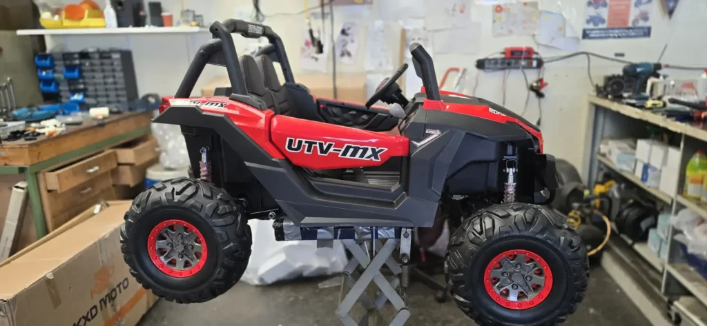 Elektrische kinderauto's en buggy's in de showroom
