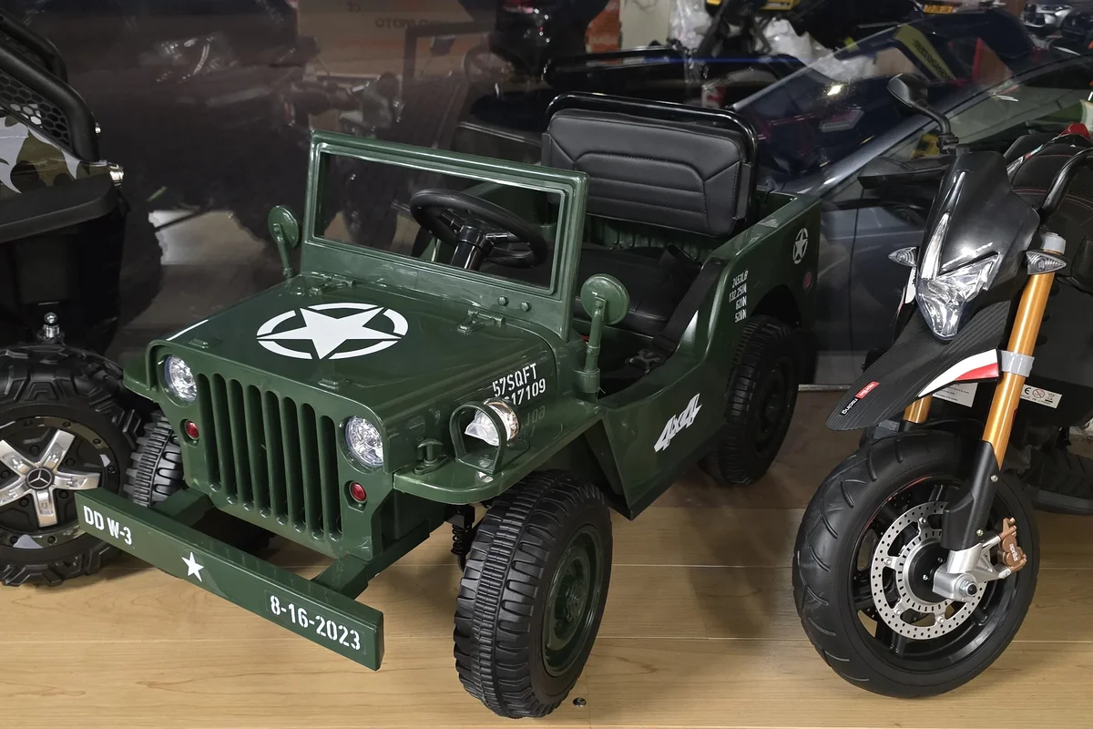 Groene elektrische kinderjeep in legerstijl