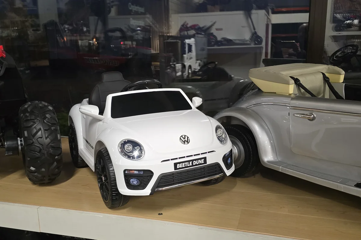 Witte elektrische kinderauto in kevermodel