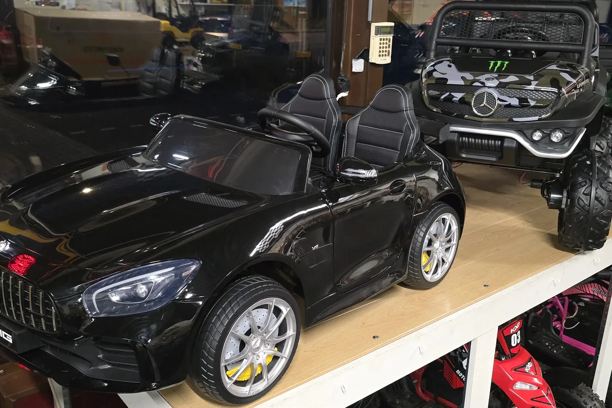 Zwarte elektrische kinderauto in sportwagenstijl