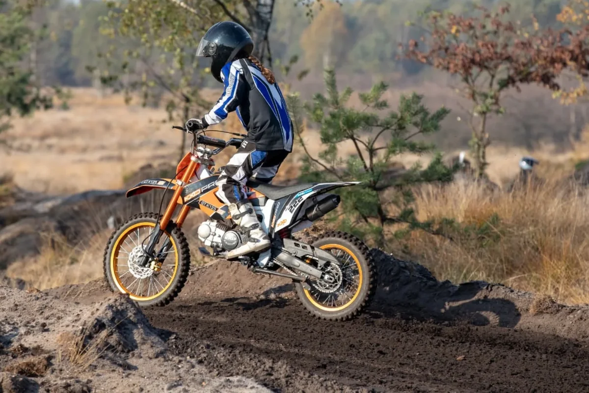 Jonge rijder in de lucht met zijn dirtbike
