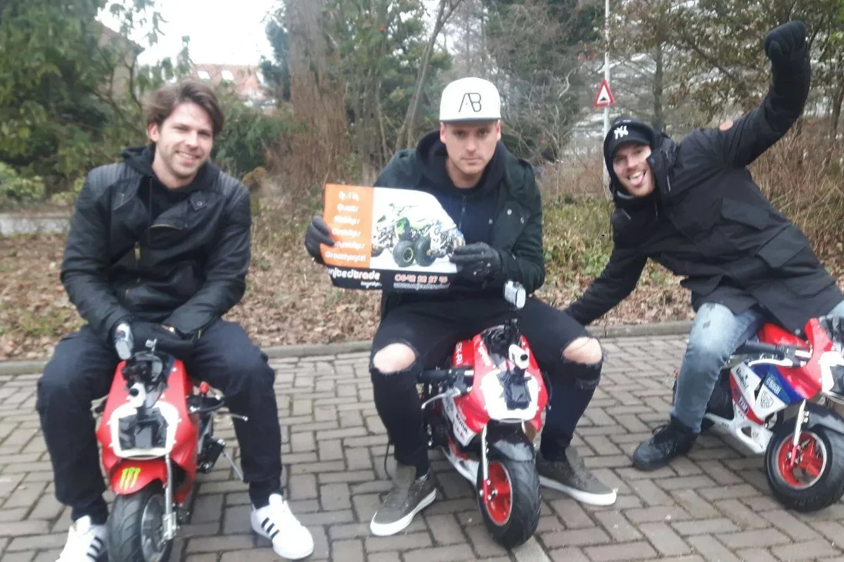 Drie vrienden op hun minimotoren voor de winkel