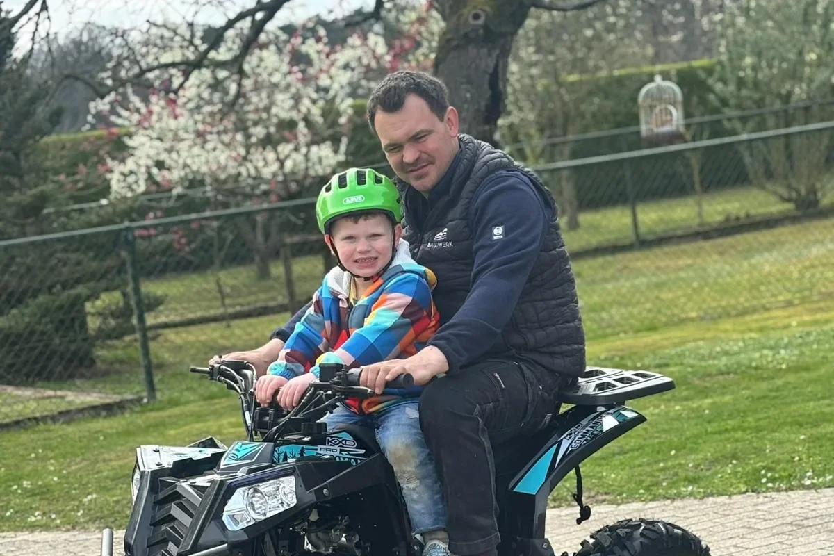 Vader en kind samen op een quad