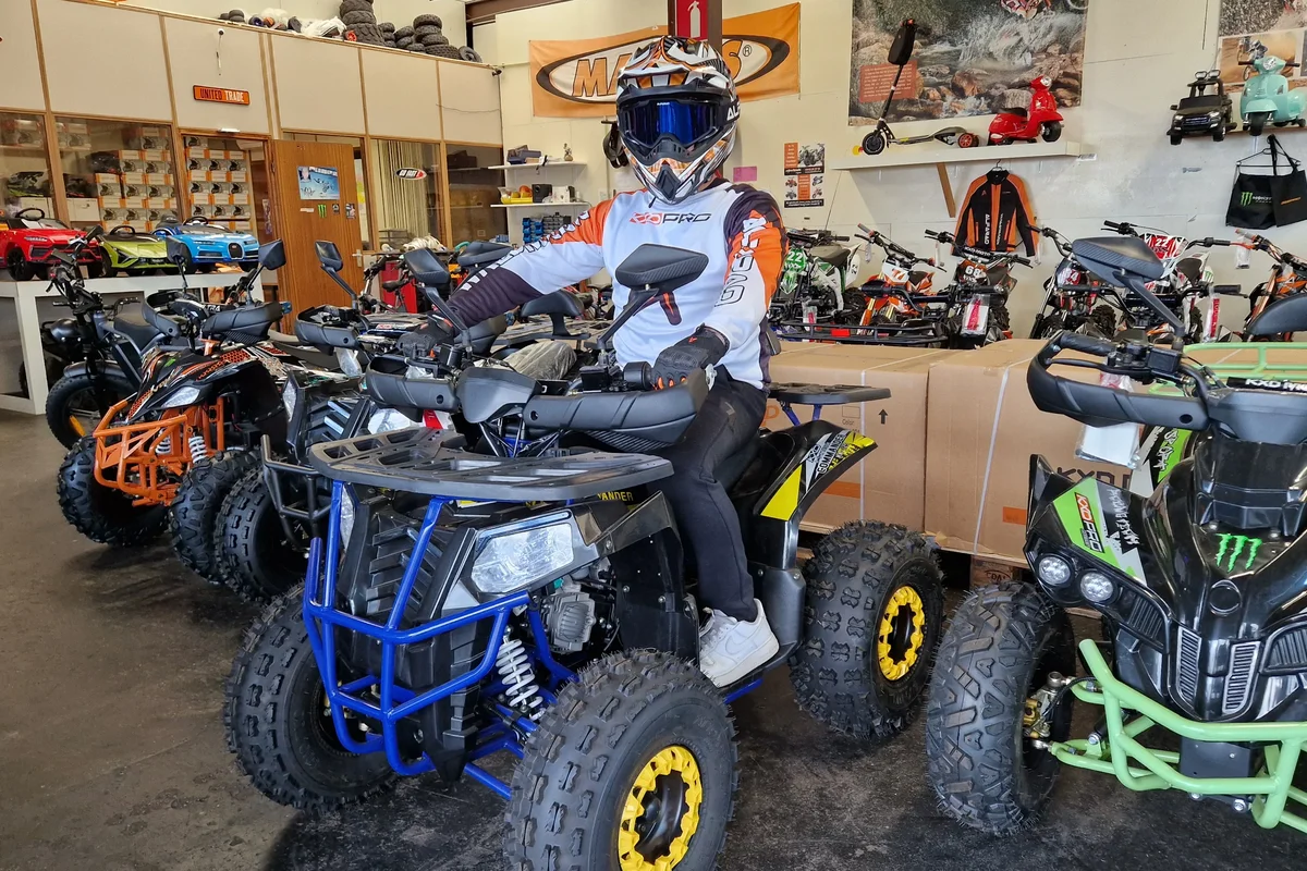 Quad met blauw frame en gele velgen