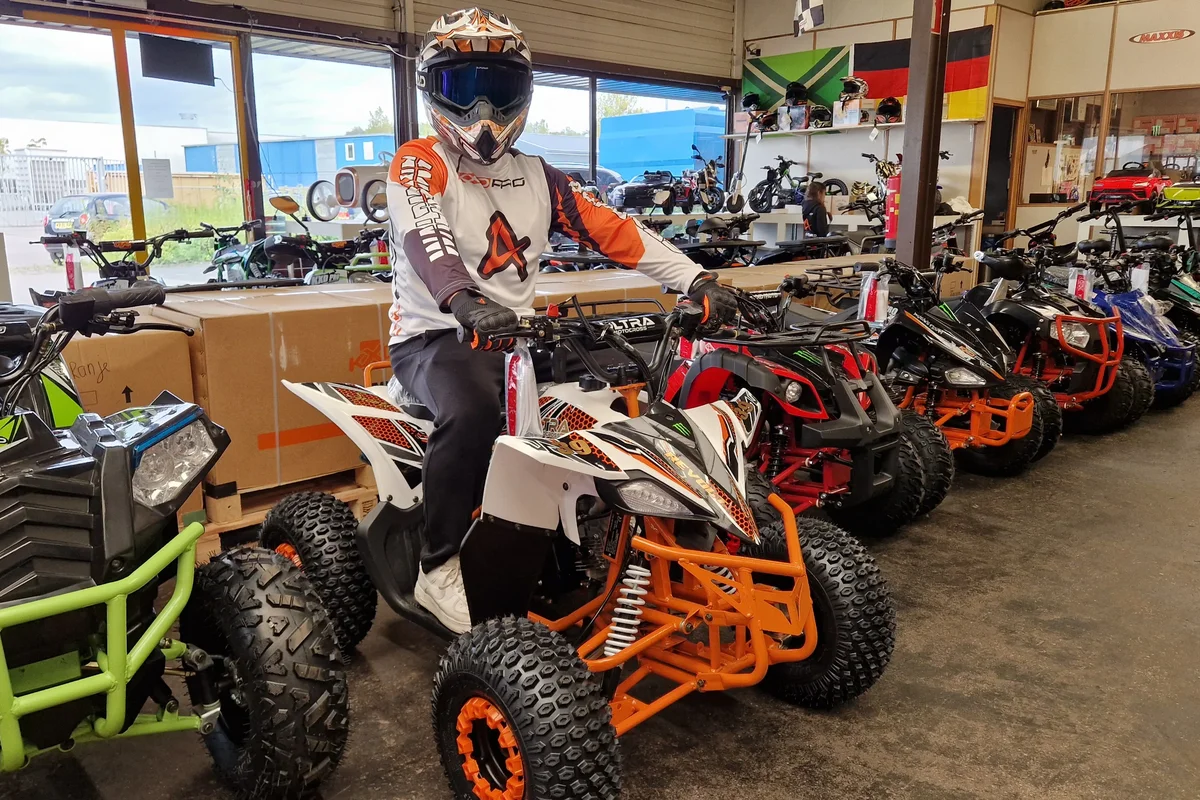 Wit-oranje sportquad met rijder